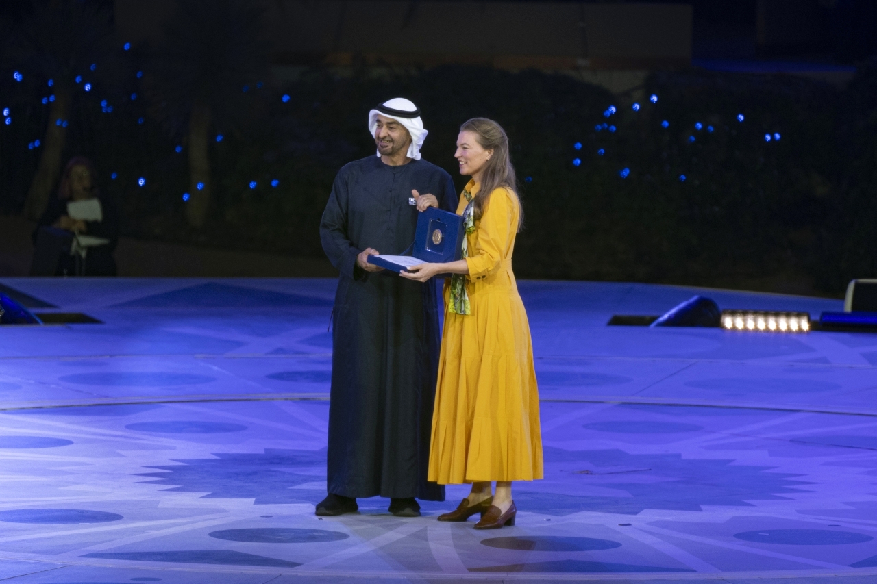 "رئيس الدولة خلال تكريم الفائزين بجائزة زايد للاستدامة"