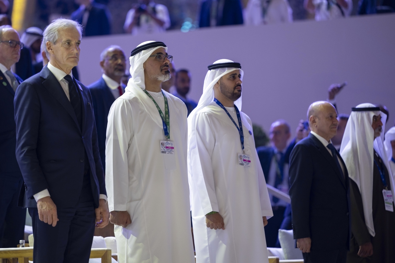 "خالد وذياب بن محمد ونهيان بن مبارك والحضور"