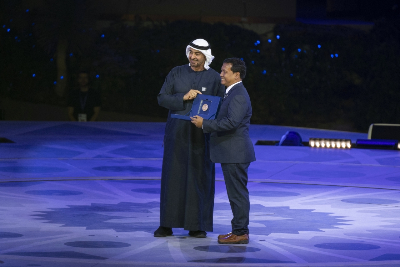 "رئيس الدولة خلال تكريم الفائزين بجائزة زايد للاستدامة"