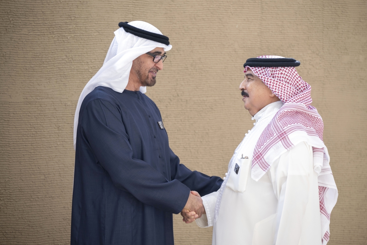 "محمد بن زايد مصافحاً حمد بن عيسى"