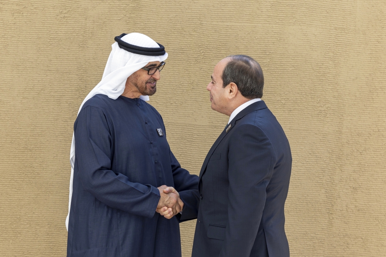 "محمد بن زايد مرحّباً بالرئيس المصري"