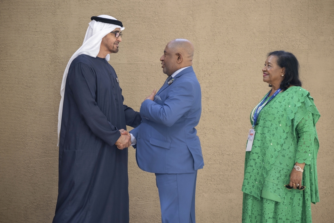 "محمد بن زايد خلال استقبال رئيس جمهورية القمر المتحدة"