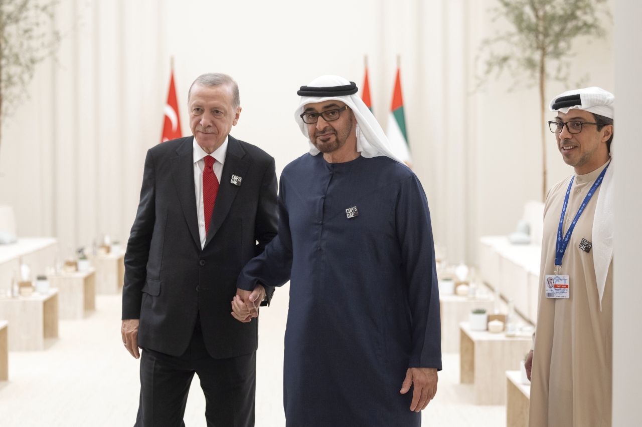 "محمد بن زايد خلال لقائه رجب طيب أردوغان بحضور منصور بن زايد | رايان كارتر"