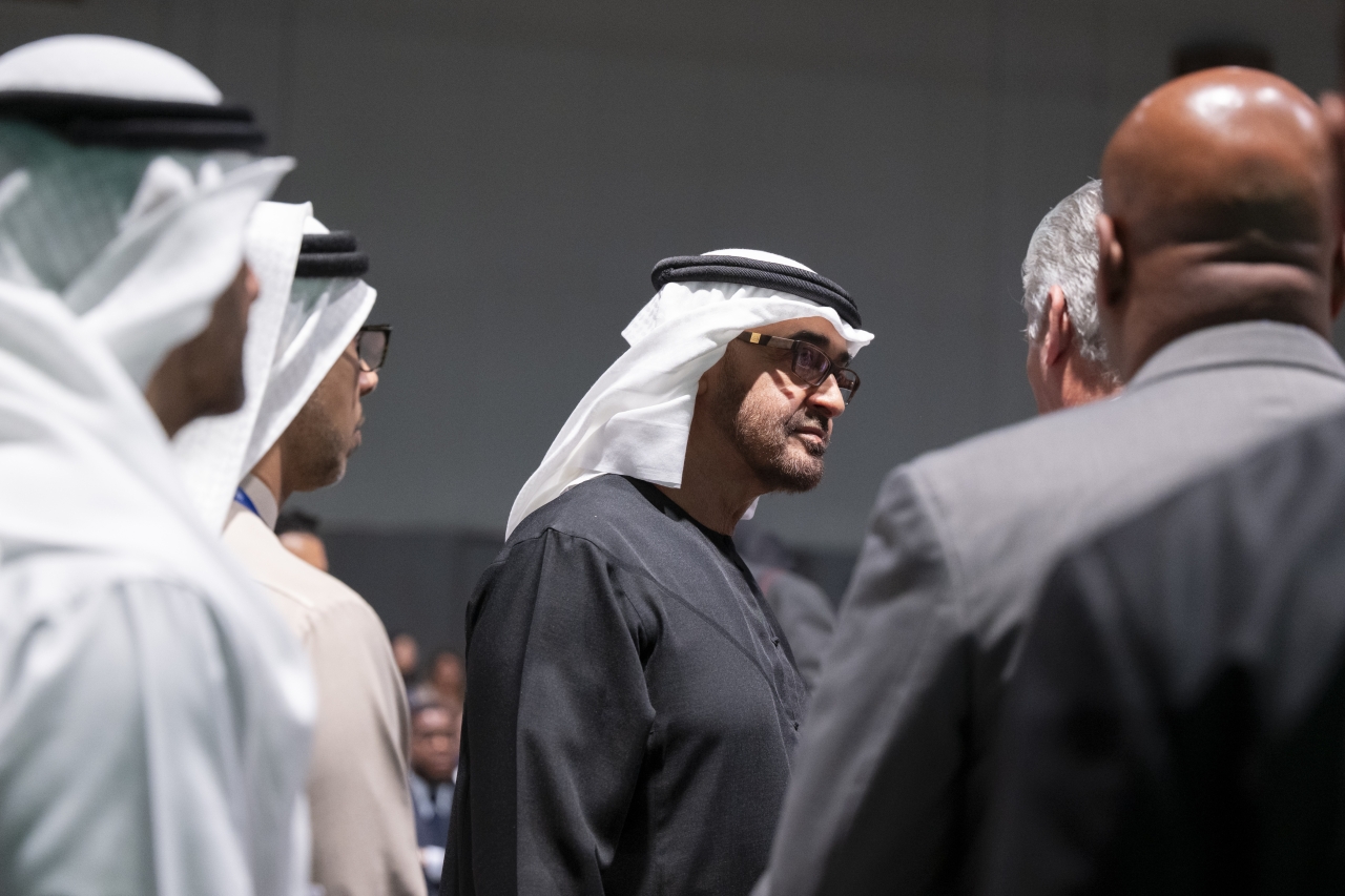 "رئيس الدولة في حديث مع الوفود بحضور منصور بن زايد"