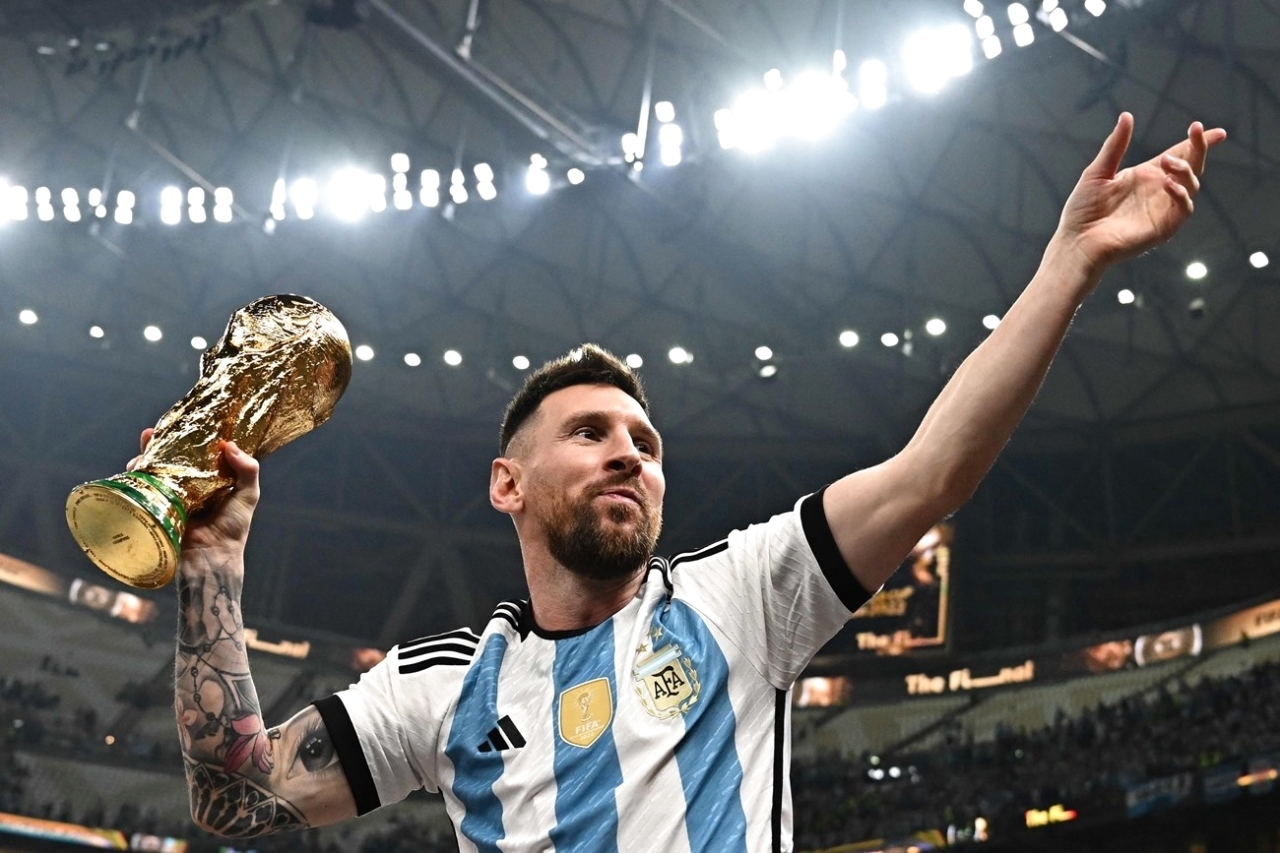 "ميسي يحمل كأس مونديال 2022 | أرشيفية"
