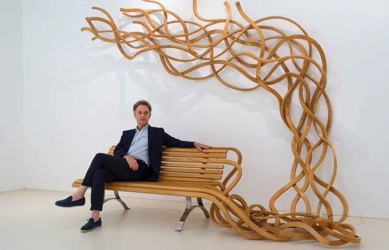 "بابلو رينوزو مع أحد أعماله في  المعرض| من المصدر"