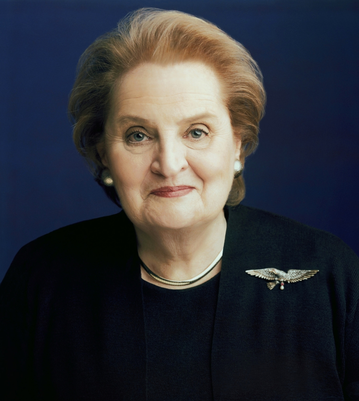 "1996 الرئيس الأمريكي بيل كلينتون يسمي مادلين أولبرايت وزيرة للخارجية كأول امرأة تتولى المنصب في البلاد."