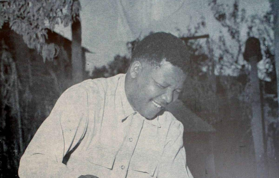 "1956القوات الجنوب أفريقية تعتقل نيلسون مانديلا بسبب نشاطاته السياسية المناهضة للعنصرية."