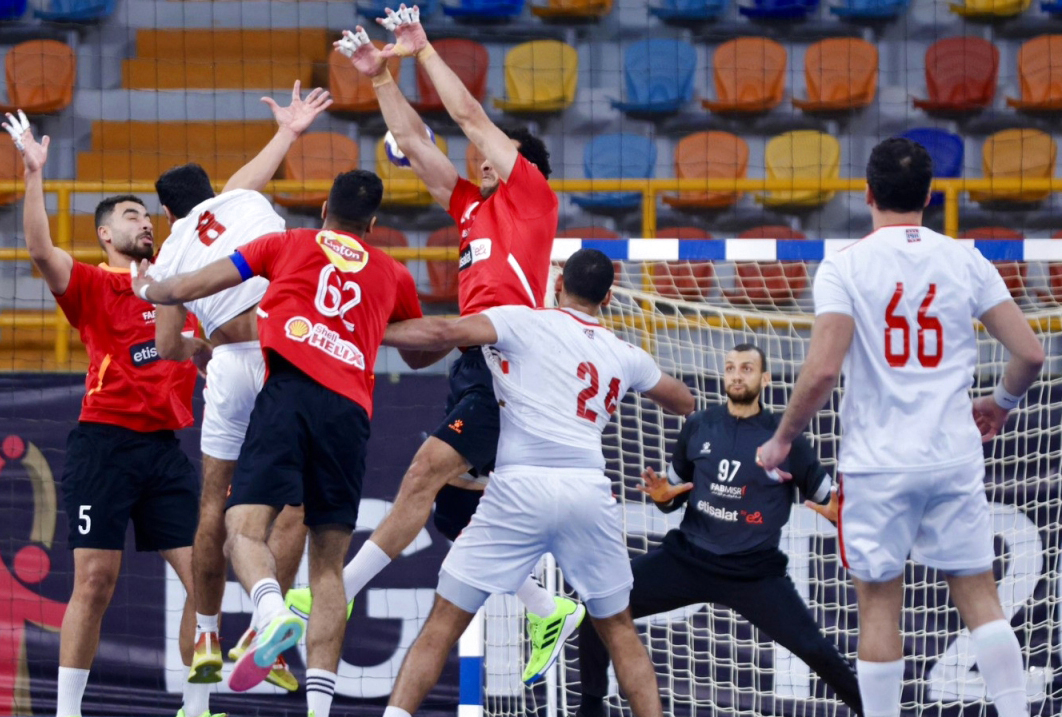 الأهلي والزمالك يصلان إلى الفجيرة لخوض السوبر المصري لليد السبت