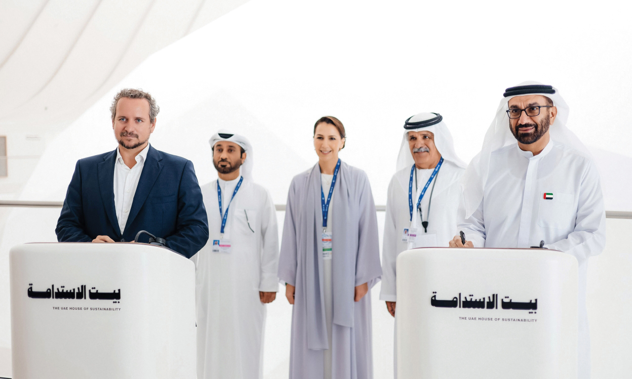 "مريم المهيري تشهد توقيع هشام القاسم وأوليفر كريستوف الاتفاقية بحضور محمد الأميري وسعيد المري | من المصدر"