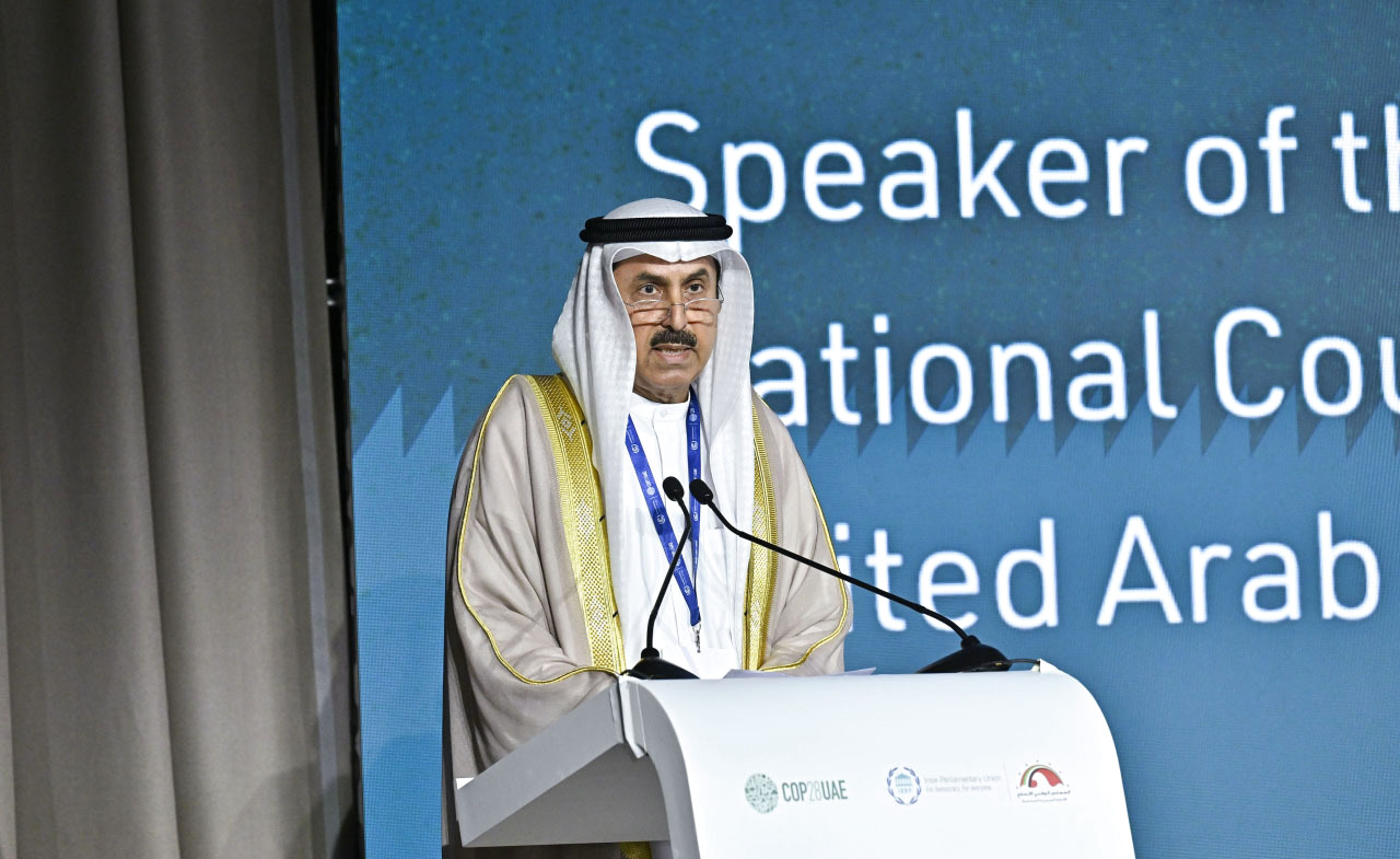 "صقر غباش خلال افتتاح الاجتماع"