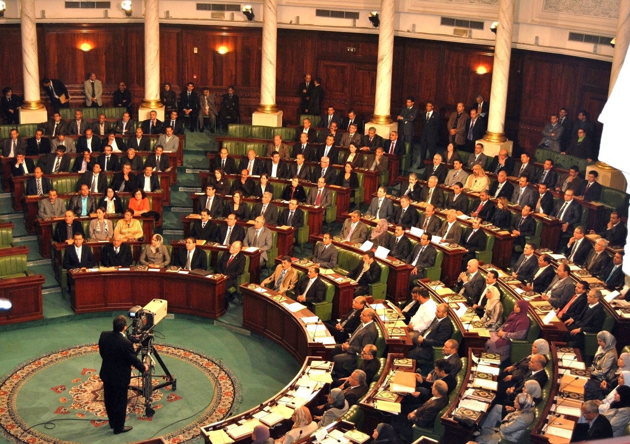 "2011 المجلس الوطني التأسيسي التونسي يصدّق الدستور المؤقت الذي يفتح الباب لانتخاب رئيس مؤقت للبلاد."