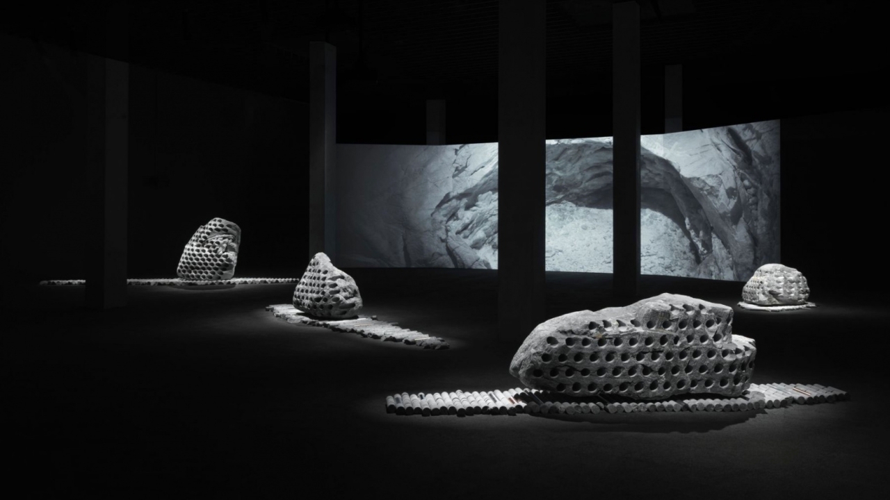 "الأعمال تظهر رؤية متلونة للطبيعة والأنهار الجليدية في لحظة زمنية حرجة"