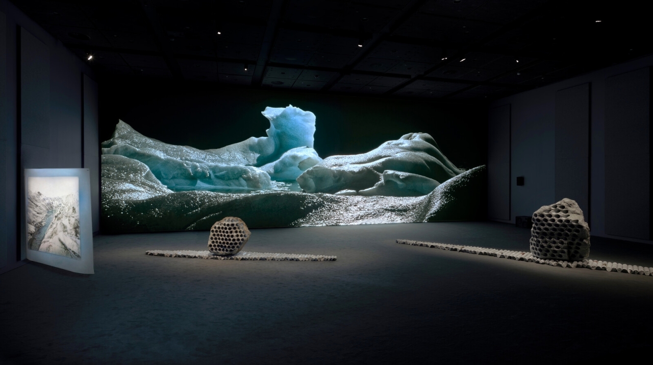 "من الأعمال والمجسمات المعروضة - من المصدر"