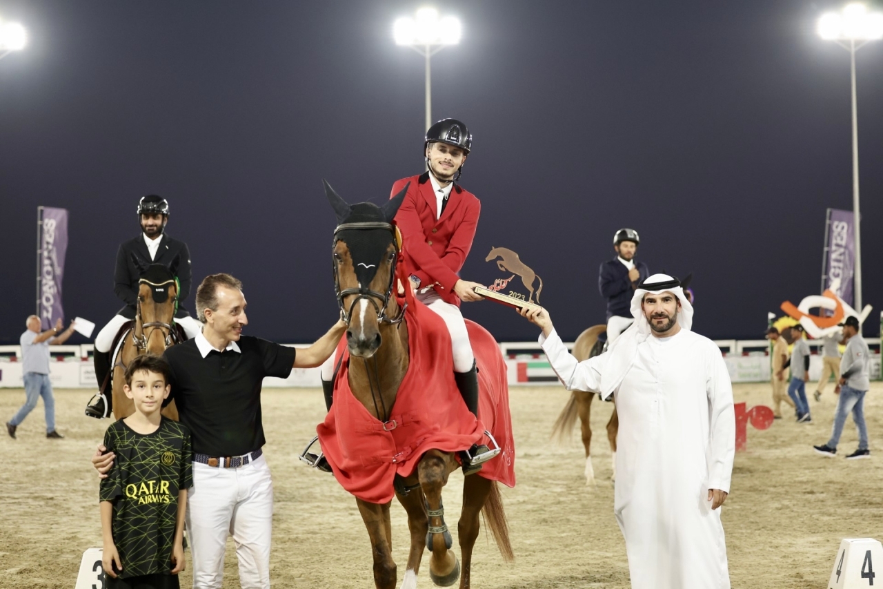 "اليحيائي يتوج أسامة الزبيبي | من المصدر"