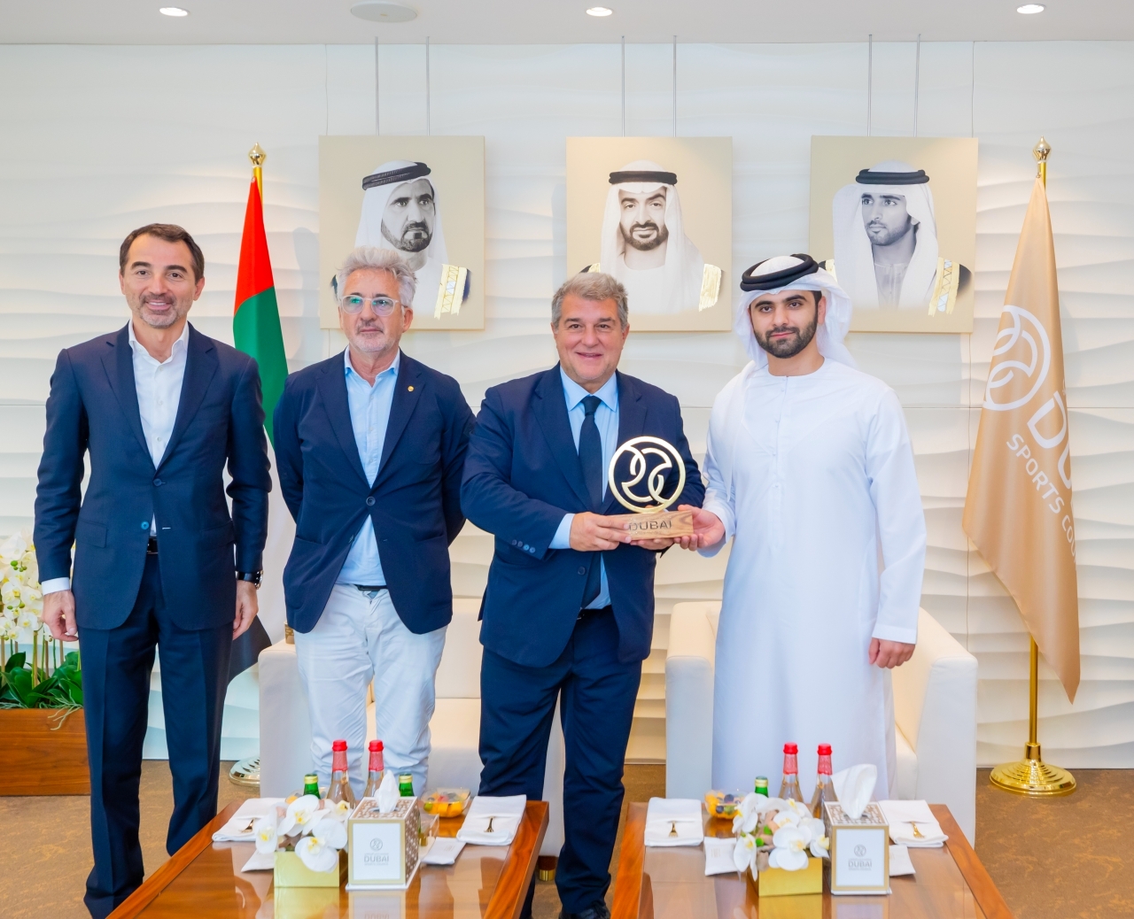 "منصور بن محمد يهدي درع مجلس دبي إلى رئيس برشلونة | تصوير : أحمد المرزوقي"