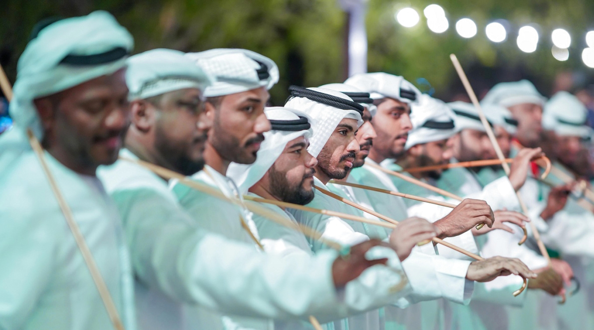 "عروض حافلة بالفنون الشعبية الإماراتية"