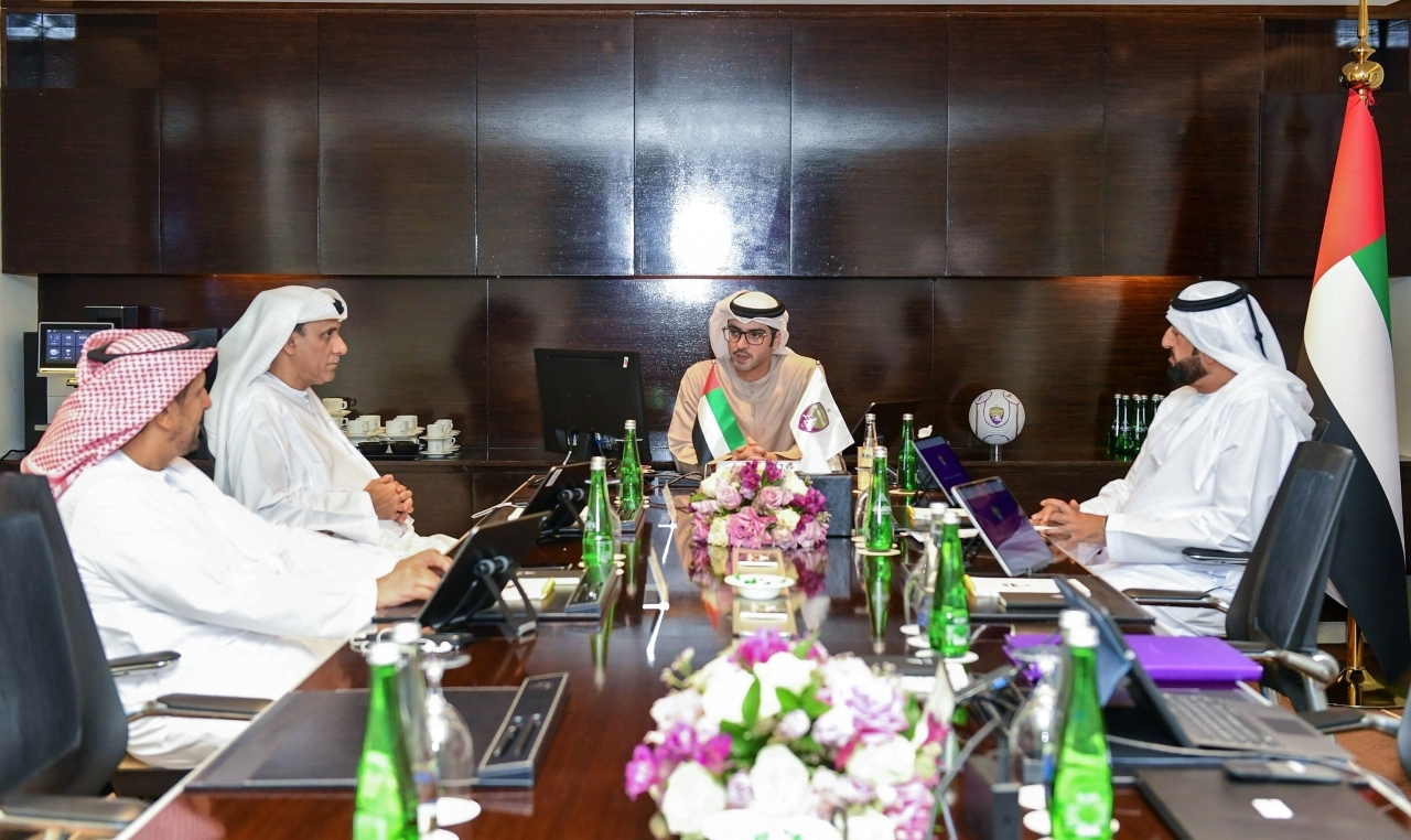 "سلطان بن حمدان خلال ترؤسه اجتماع اللجنة التنفيذية لنادي العين | وام"