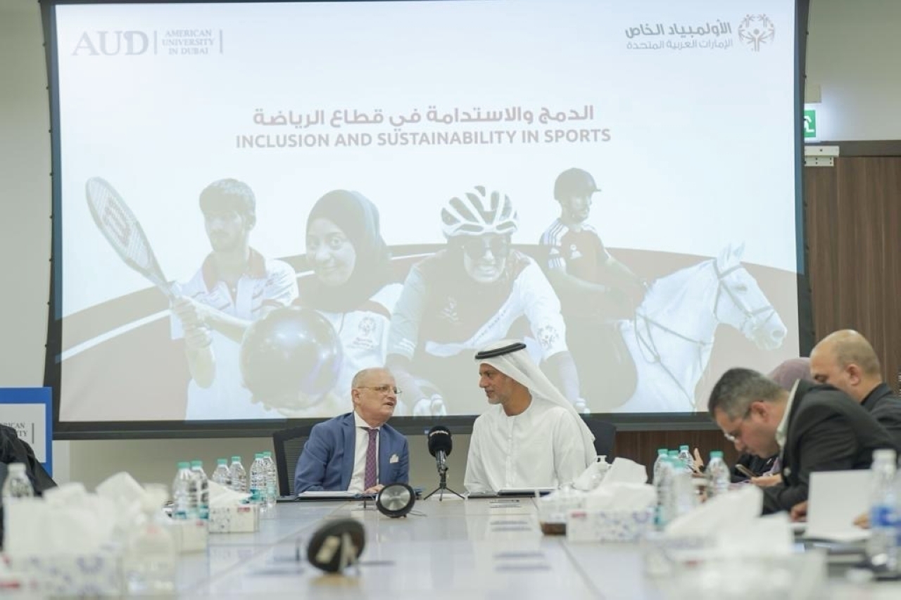 "طلال الهاشمي ولانس دي ماسي خلال التوقيع | البيان"
