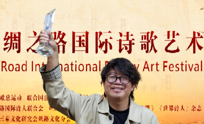 "كاو تشوي متسلماً الجائزة نيابة عن عادل خزام"