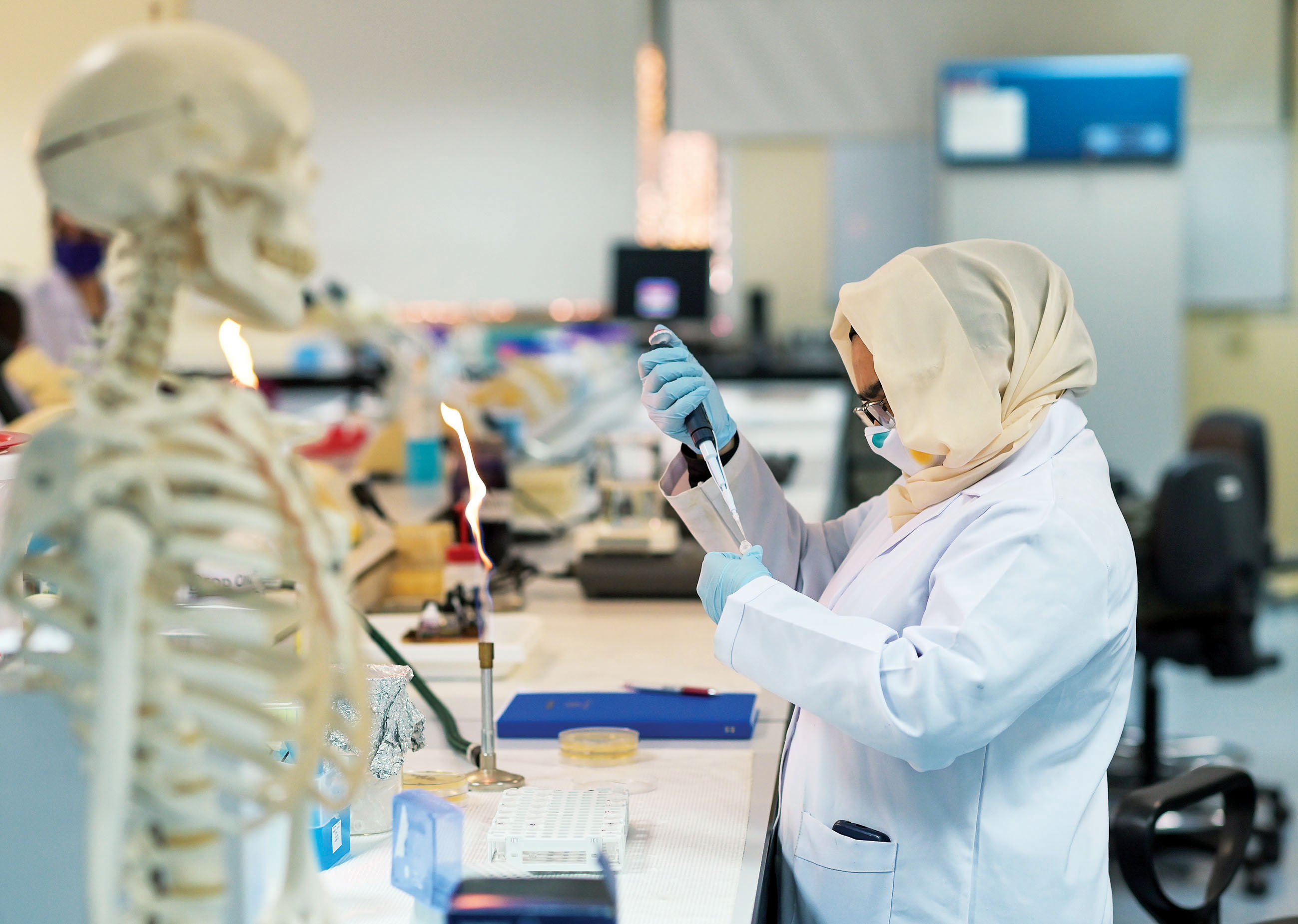 جامعة سانت جورج تقدم منحة دراسية لخريجي «أمريكية الشارقة»
