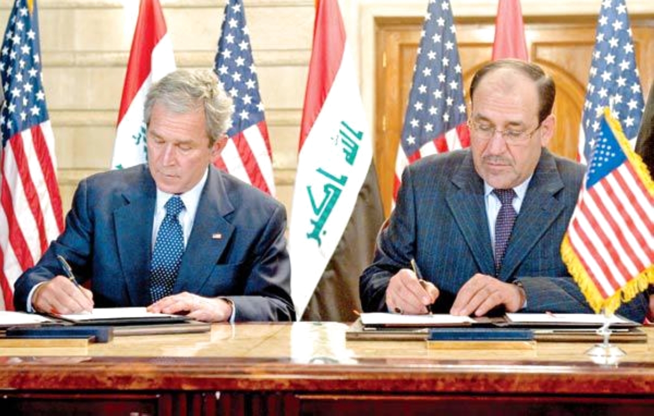 "2008 الرئيس الأمريكي جورج دبليو بوش يوقع مع رئيس الوزراء العراقي نوري المالكي الاتفاقية الأمنية."