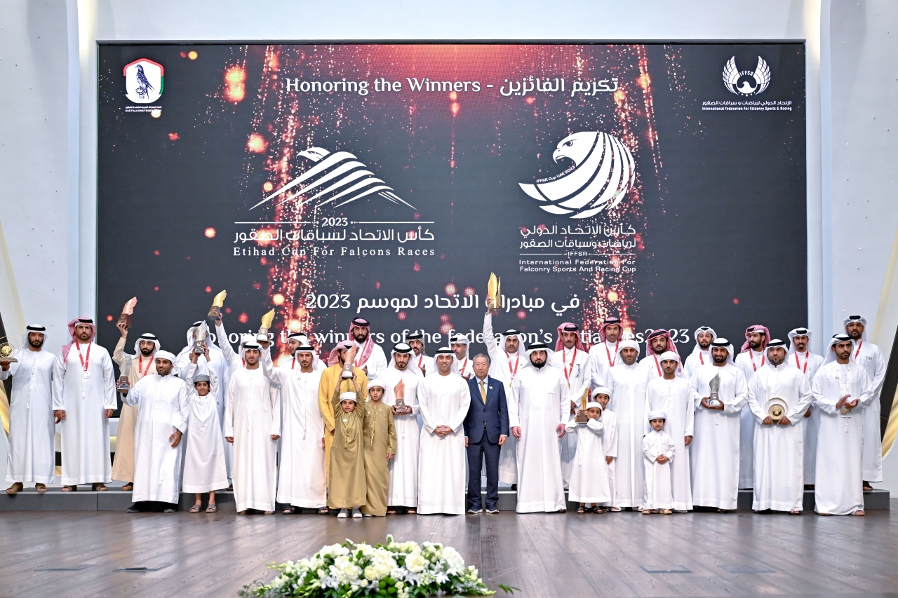 "أحمد بن محمد يتوسط الفائزين خلال الملتقى الدولي لرياضات وسباقات الصقور | تصوير: محمد هشام"