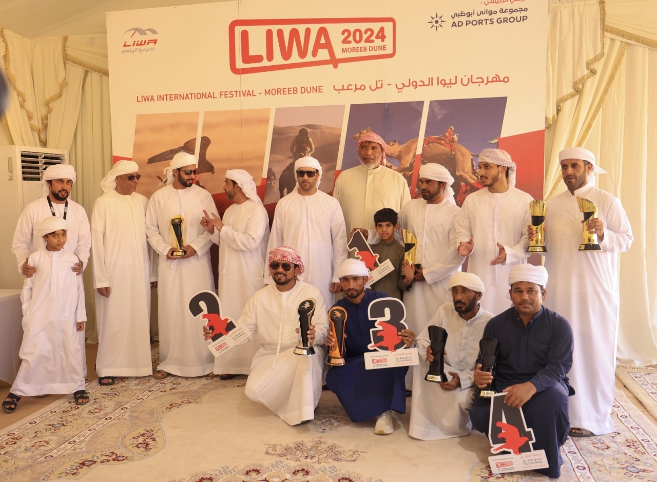 "خلال تتويج الفائزين في منافسات الصقور | البيان"