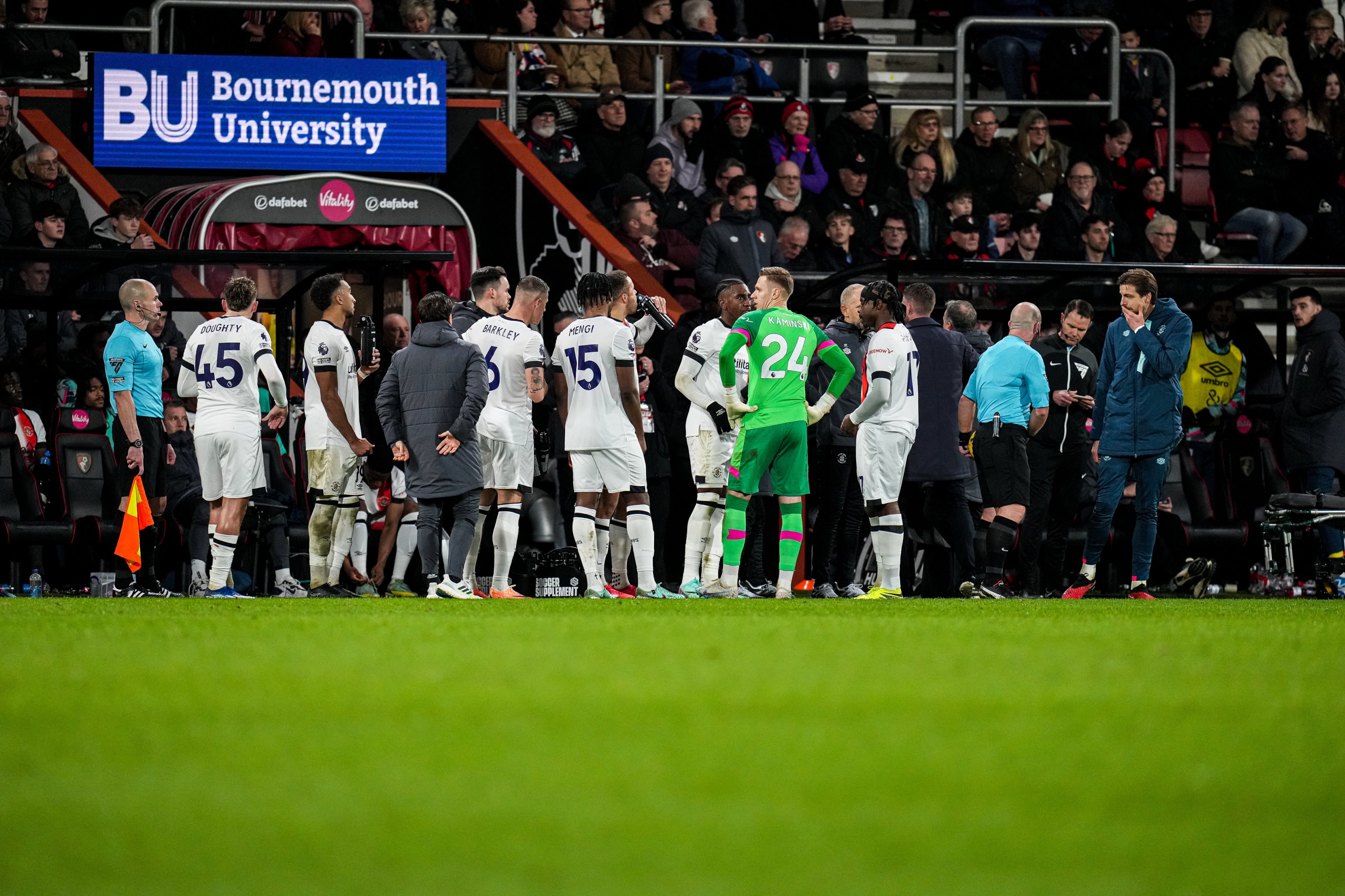 توقف مباراة بورنموث ولوتون بعد سقوط مفاجئ للاعب بالدوري الإنجليزي