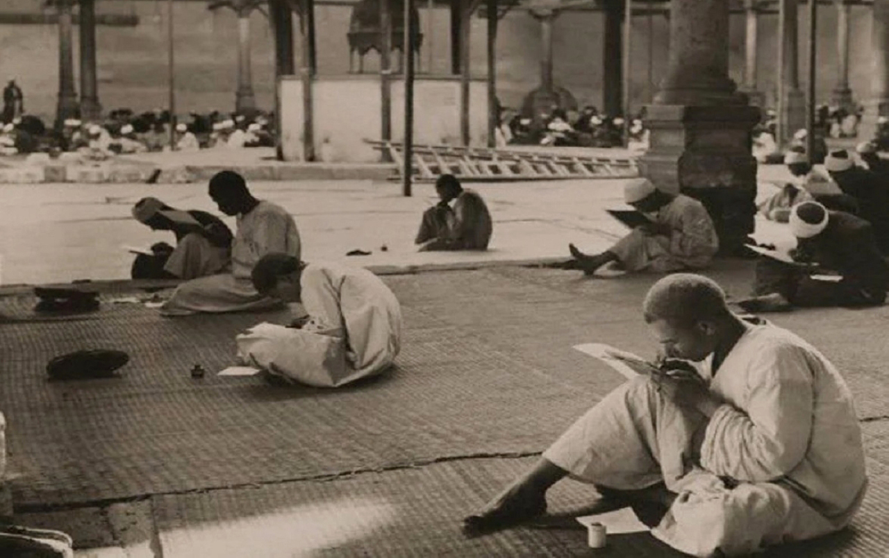 "1267 إقامة صلاة الجمعة لأول مرة في الجامع الأزهر في القاهرة وذلك في عهد السلطان الظاهر بيبرس"
