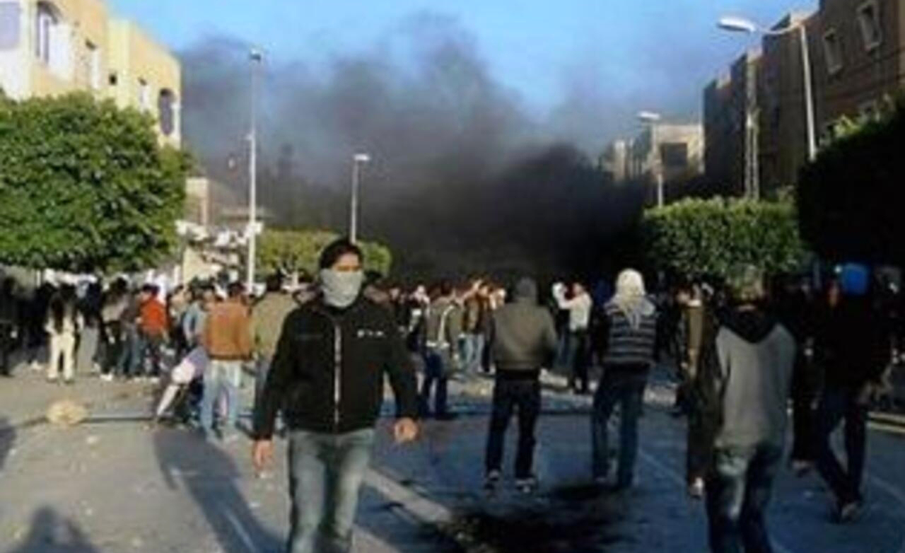 "2010 الشاب التونسي محمد البوعزيزي يضرم النار في نفسه بولاية سيدي بوزيد واندلاع الانتفاضة التونسية"