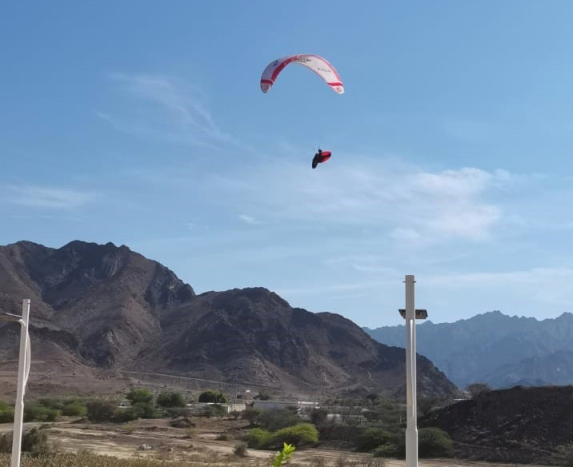 "جانب من بطولة الطيران الشراعي على جبال حتا"