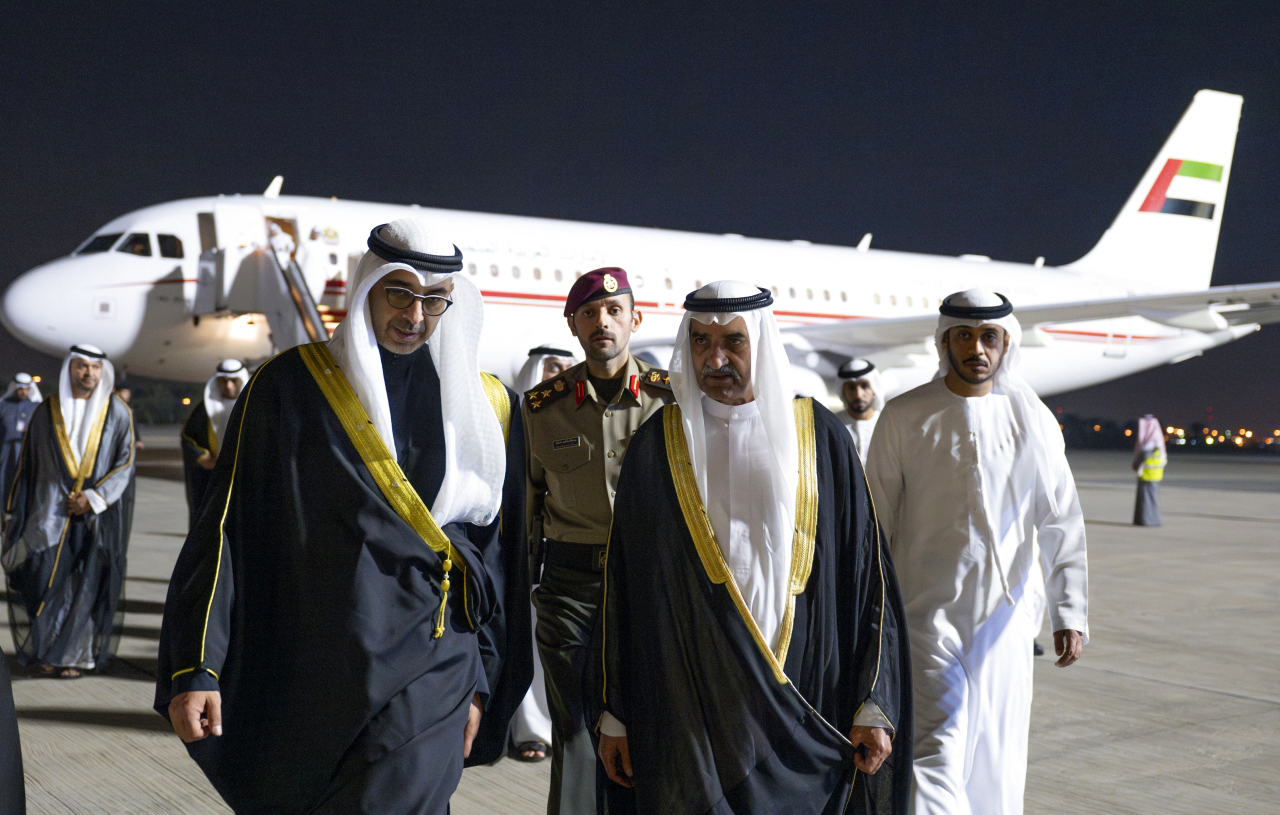 "حاكم الفجيرة لدى وصوله الكويت وفي استقباله محمد الصباح   | وام"