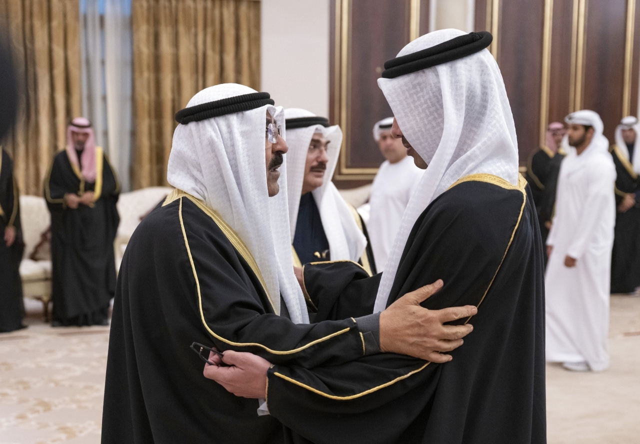 "عبدالله بن زايد يقدم واجب العزاء إلى مشعل الصباح"