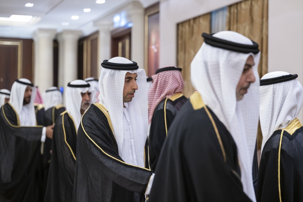 "عمر وخالد بن زايد ونهيان بن مبارك يقدمون واجب العزاء"