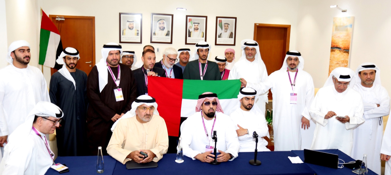 "سلطان بن خليفة بن شخبوط خلال المؤتمر الصحافي بحضور عارف العواني | البيان"