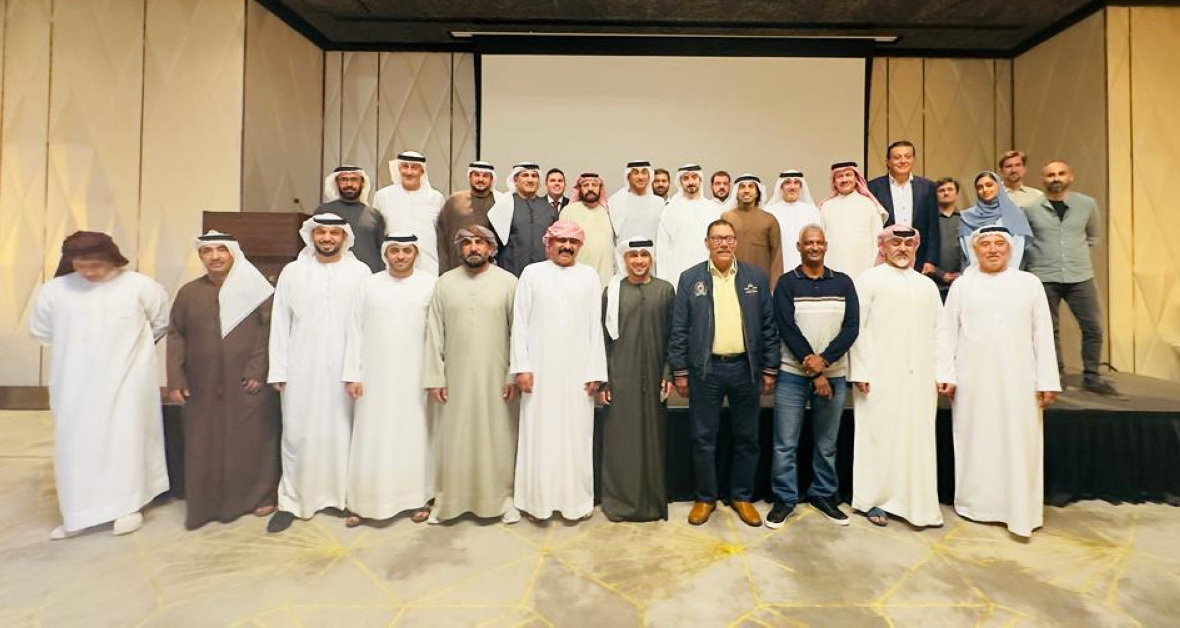 "نصر النيادي ويوسف الحمادي ومحمد يوسف وعبدالله مراد يتوسطون المكرمين| البيان"