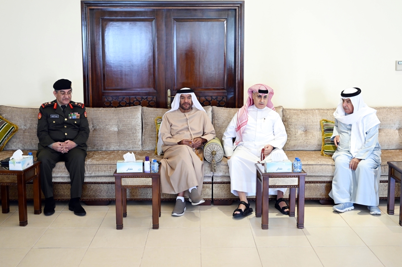 سرور بن محمد ووزراء ومسؤولون يعزون في وفاة نواف الصباح
