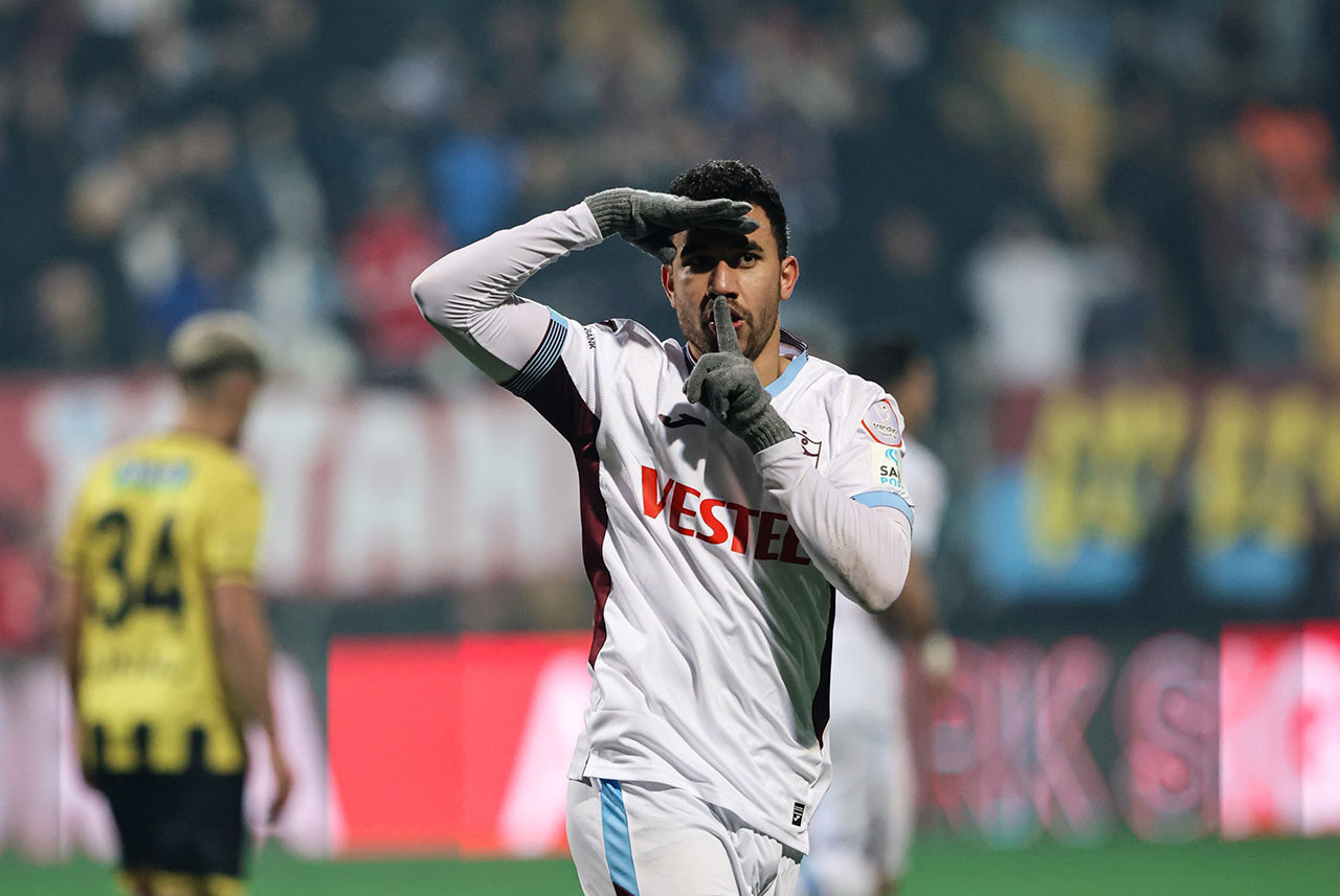 "تريزيغيه بعد تسجيله الهدف الأول لفريقه طرابزون التركي"
