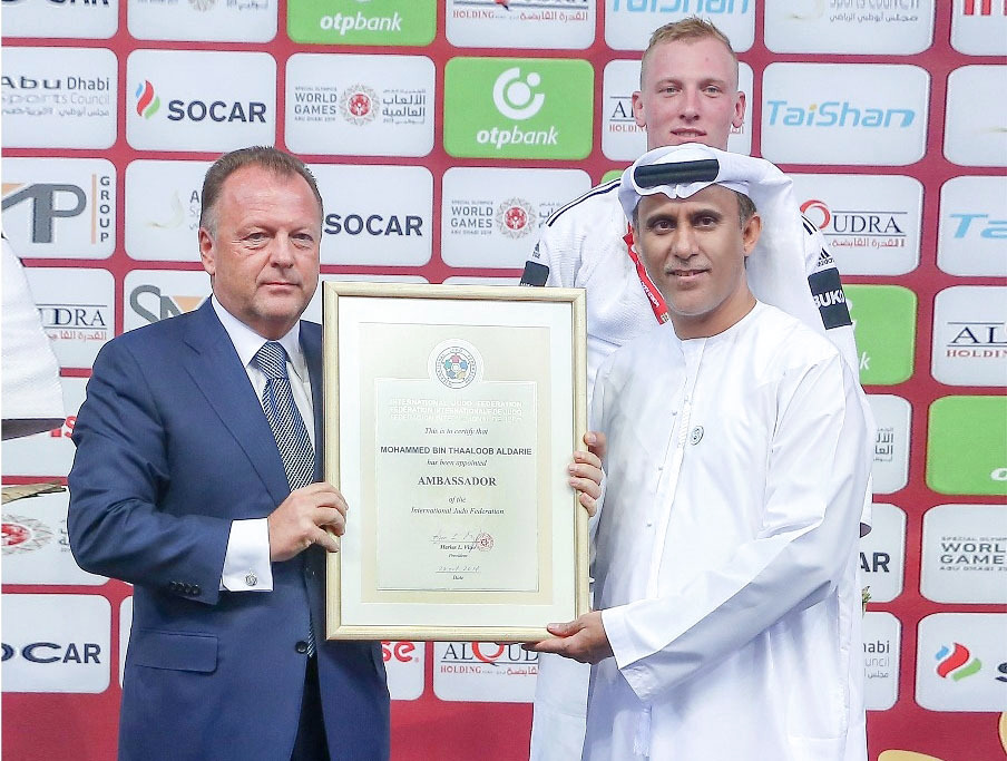 "محمد بن ثعلوب يتلقي وسام الاتحاد الدولي من ماريوس"