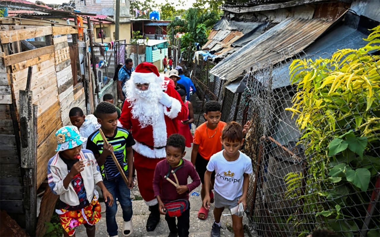 الأزمة الاقتصادية تدفع للابتكار بحثاً عن هدايا عيد الميلاد في كوبا