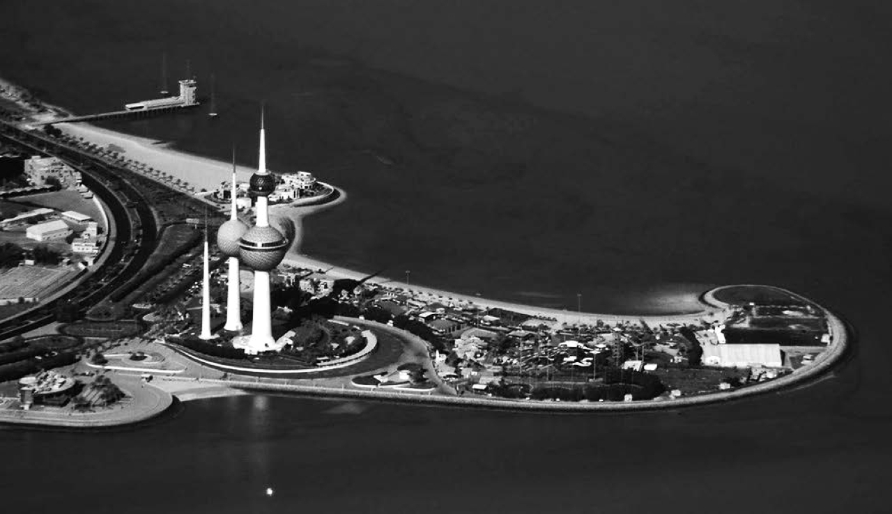 "1992 إعادة افتتاح أبراج الكويت بعد أن تعرضت للتخريب والسلب والدمار خلال الغزو العراقي."