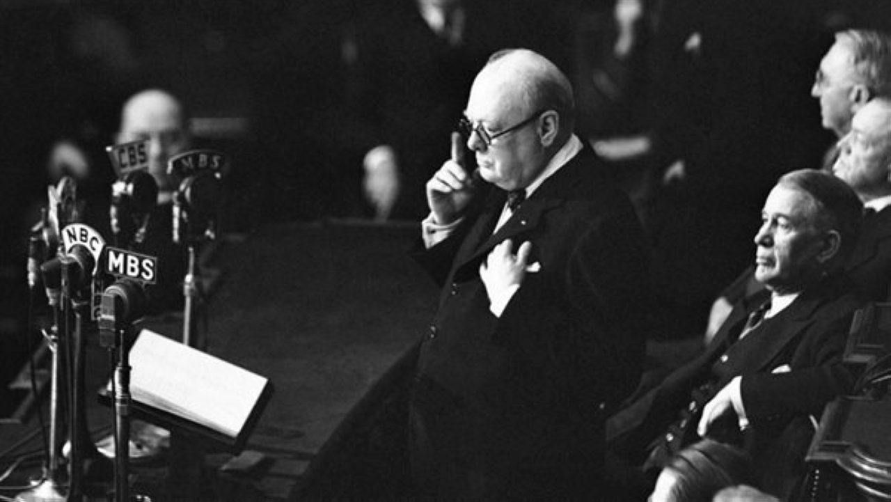 "1941 ونستون تشرشل يلقي خطاباً أمام الكونغرس الأمريكي بعد دخول الولايات المتحدة الحرب العالمية الثانية."