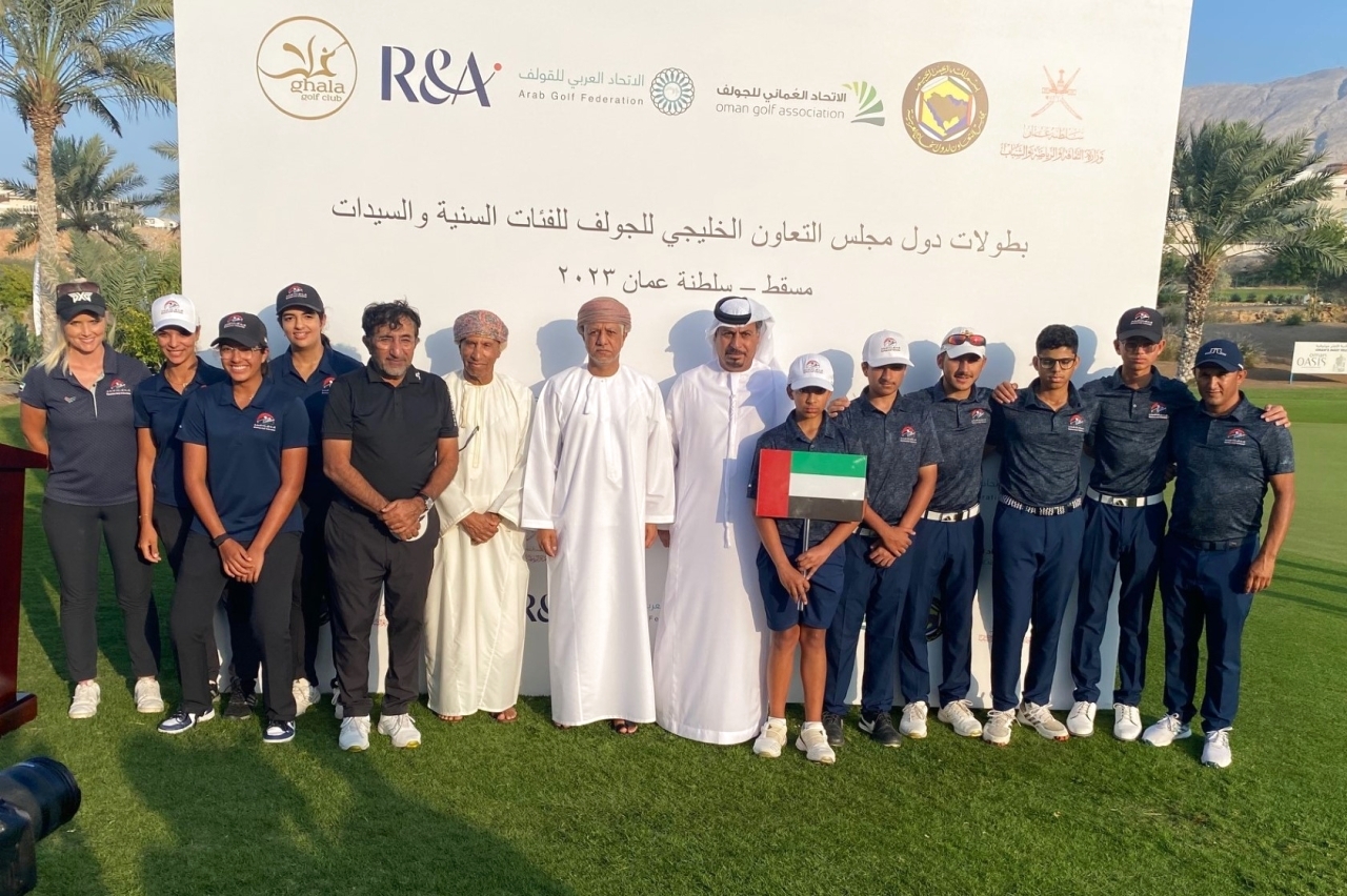 "عبد الله الهاشمي يتوسط اللجنة المنظمة للبطولة ولاعبي منتخب الإمارات | البيان"
