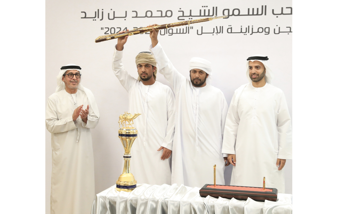 ولي عهد رأس الخيمة يقيم مأدبة غداء لضيوف مهرجان محمد بن زايد لسباقات الهجن