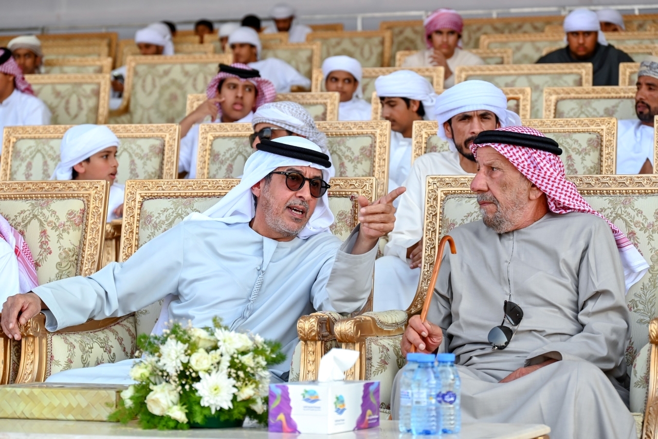 "راشد بن حمدان بن محمد آل نهيان خلال متابعته السباق | وام"