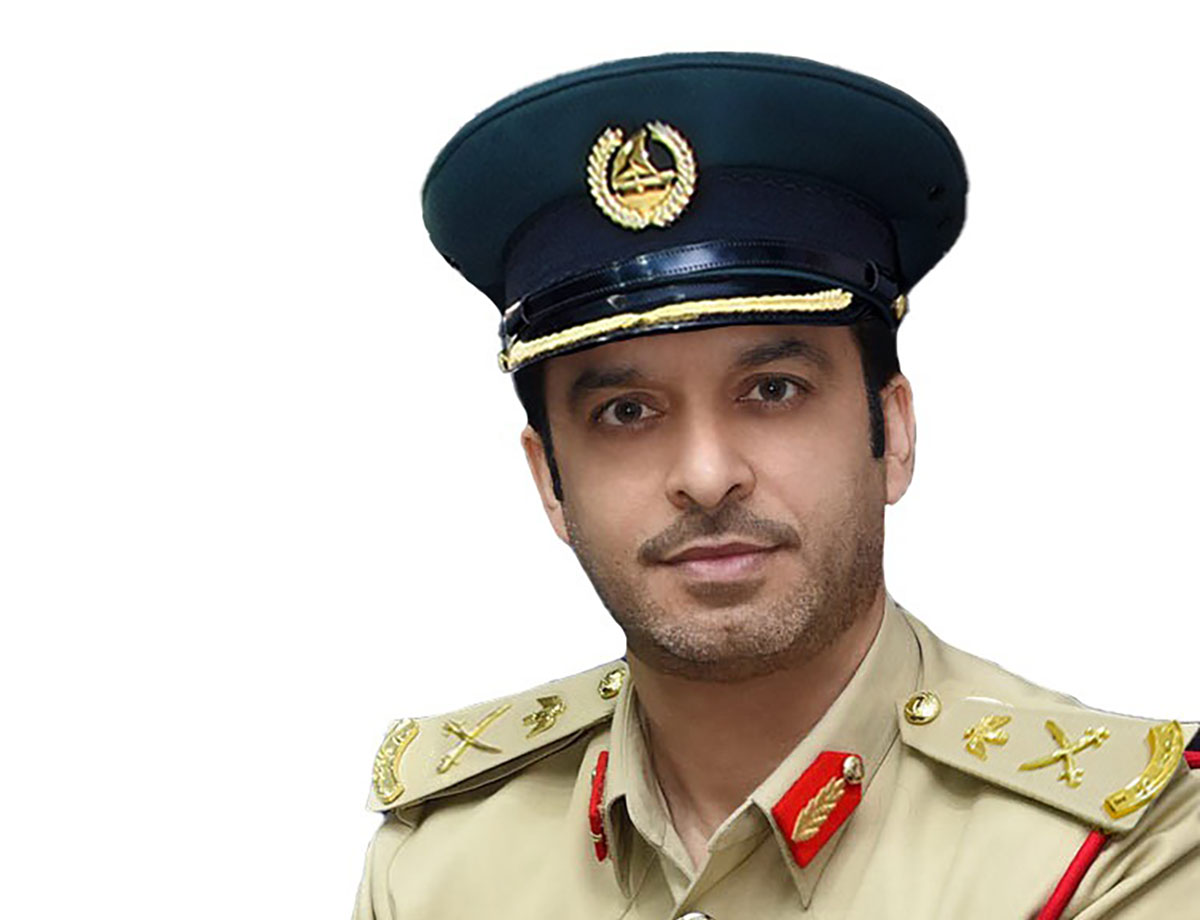 شرطة دبي تدعو سائقي المركبات إلى توخي الحيطة والحذر أثناء القيادة في الضباب