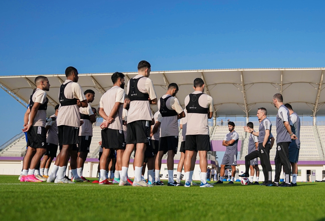 "بينتو يتحدث للاعبي المنتخب قبل التدريبات - من المصدر"