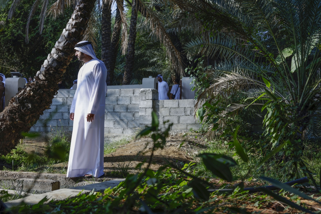 "ولي عهد دبي خلال زيارته منطقة «الشريعة»"