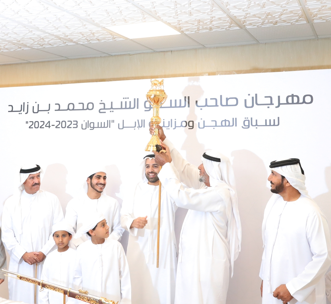 محمد بن سعود يتوج الفائزين في مهرجان محمد بن زايد لسباقات الهجن